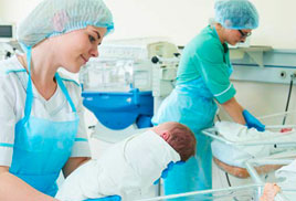 Hombre y mujer de profesión enfermería, vestidos con ropa espacial para hospital de color verde