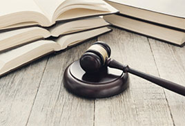 fotografía de libros legales y un mazo en color café de Derecho