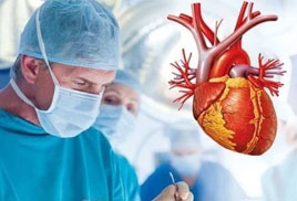 3 personas profesionales en medicina, vestidos con ropa especial para hospital color verde