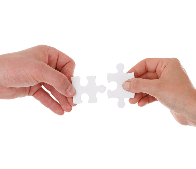 Dos manos sosteniendo una pieza de rompecabezas